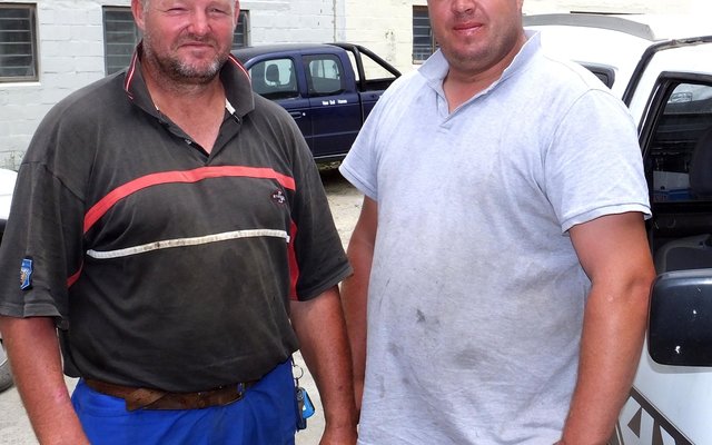 Willem Stevens (links) en Nico Kotze van wie die wit Golf nie kon ontglip nie.